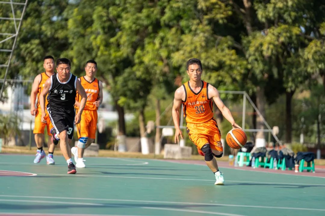 篮球职业联赛中球员扎实训练