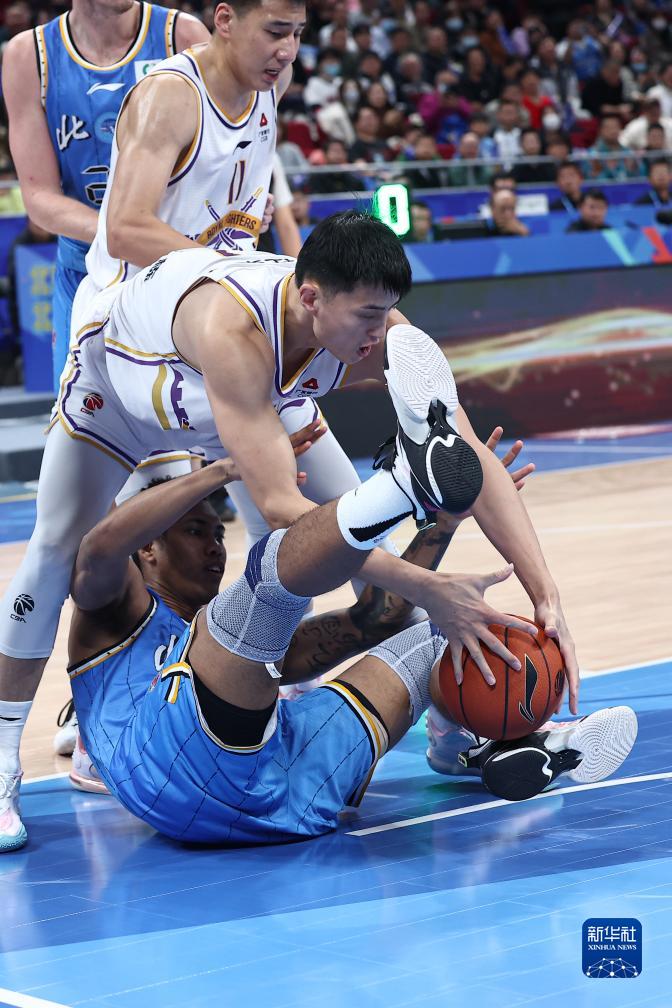 篮球职业联赛中球员扎实训练